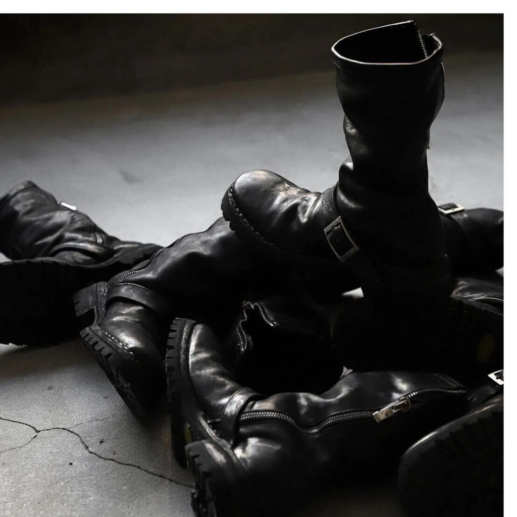 Men's dark retro Martin ankle boots with side zipper closure in black colour