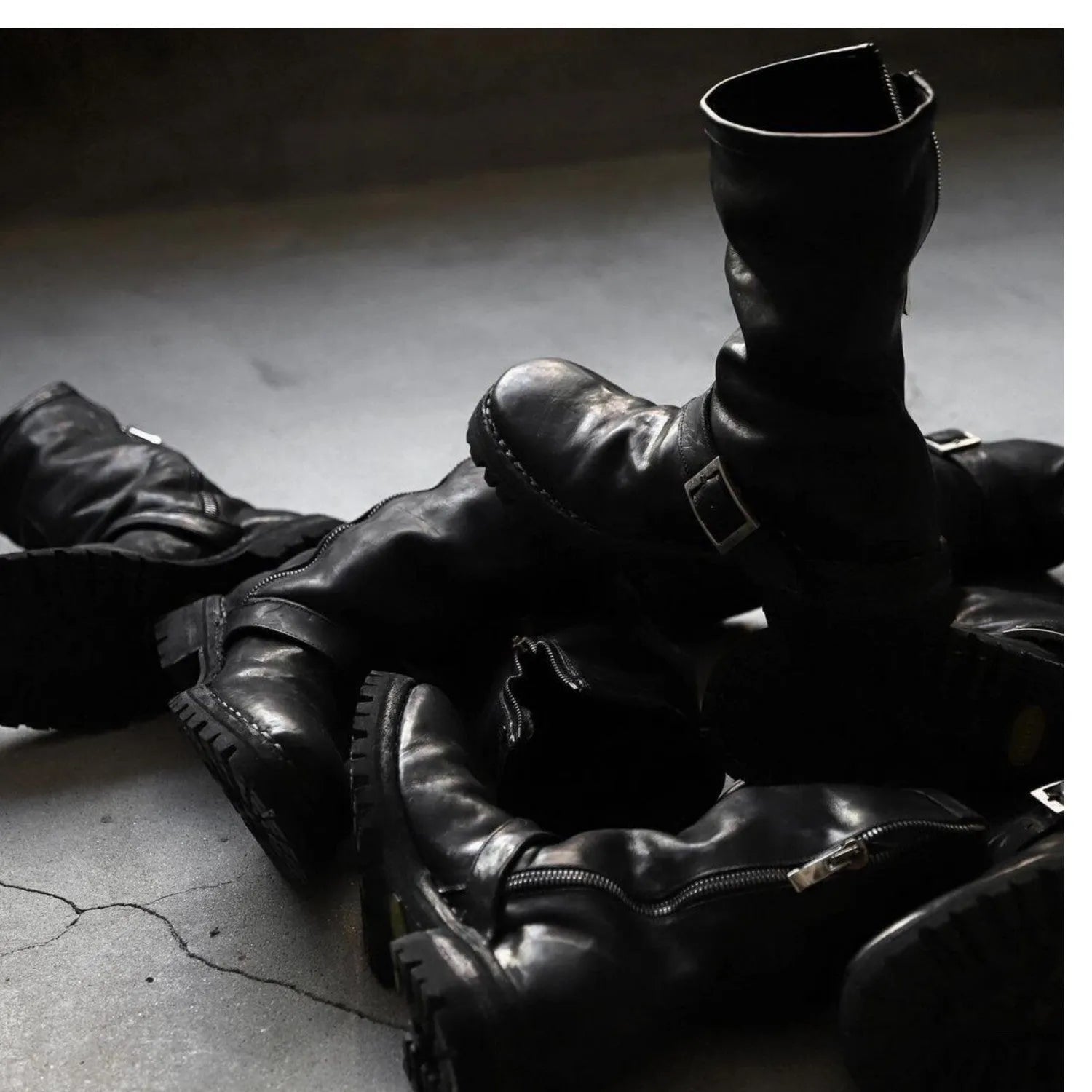 Men's dark retro Martin ankle boots with side zipper closure in black colour
