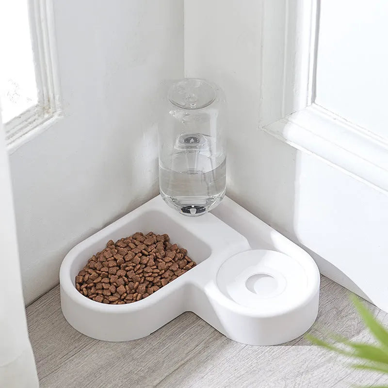 White automatic cat water fountain with 2.5L capacity and quiet pump operation