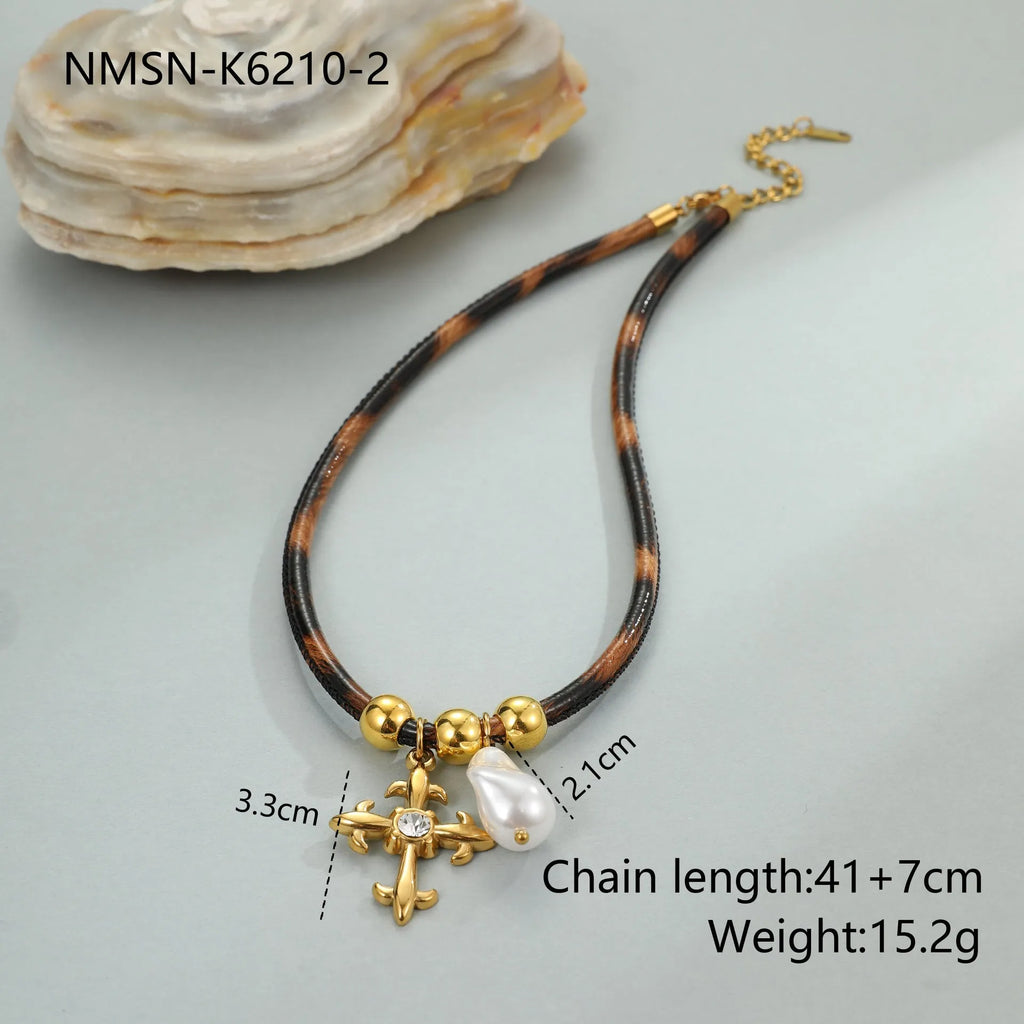 Geometric leopard pendant necklace for women in gold-plated stainless steel on an adjustable chain.