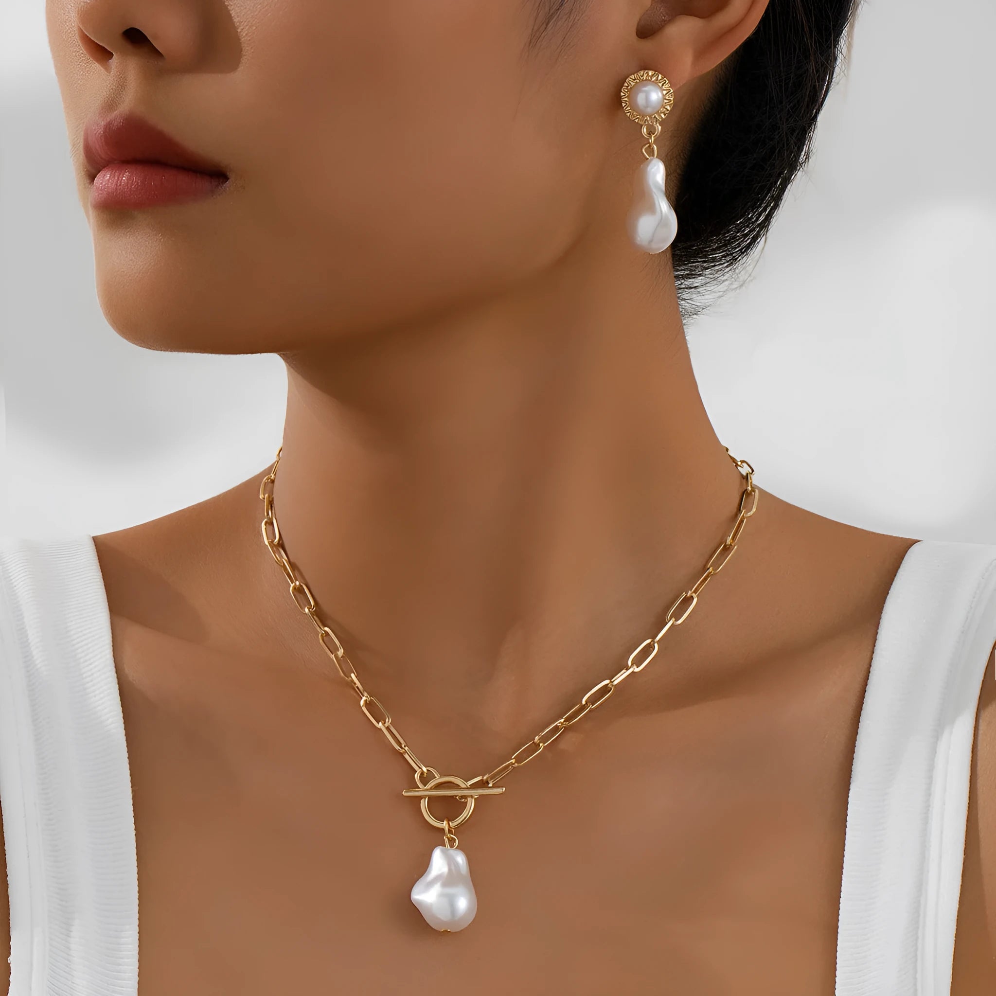 Gold-coloured baroque pearl necklace and matching earrings jewellery set for women