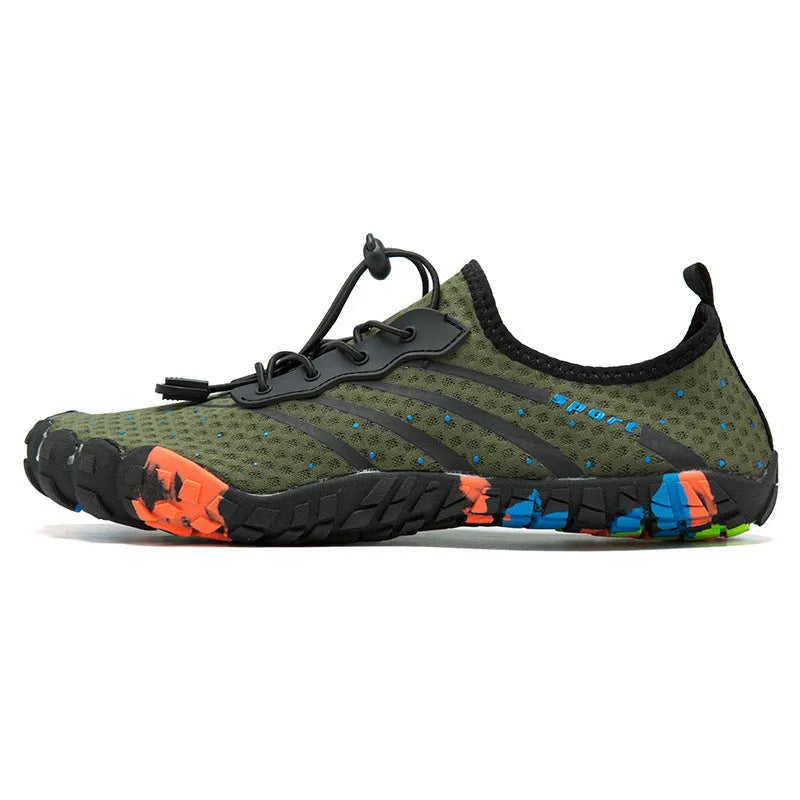 Low-top water shoes with mesh fabric upper and rubber sole for beach swimming and outdoor fitness