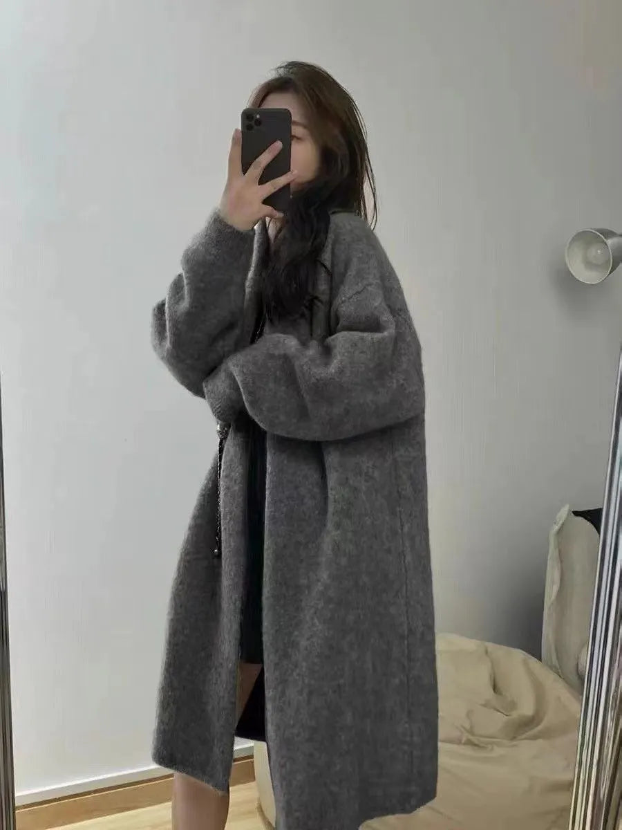 Women's mid-length knitted cardigan with V-neck and long sleeves in loose fit
