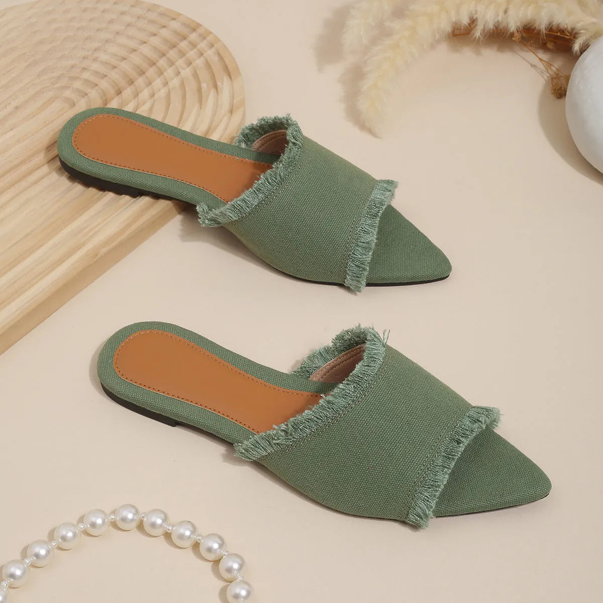 Women's flat denim slippers with a tassel detail and leather lining in apricot colour