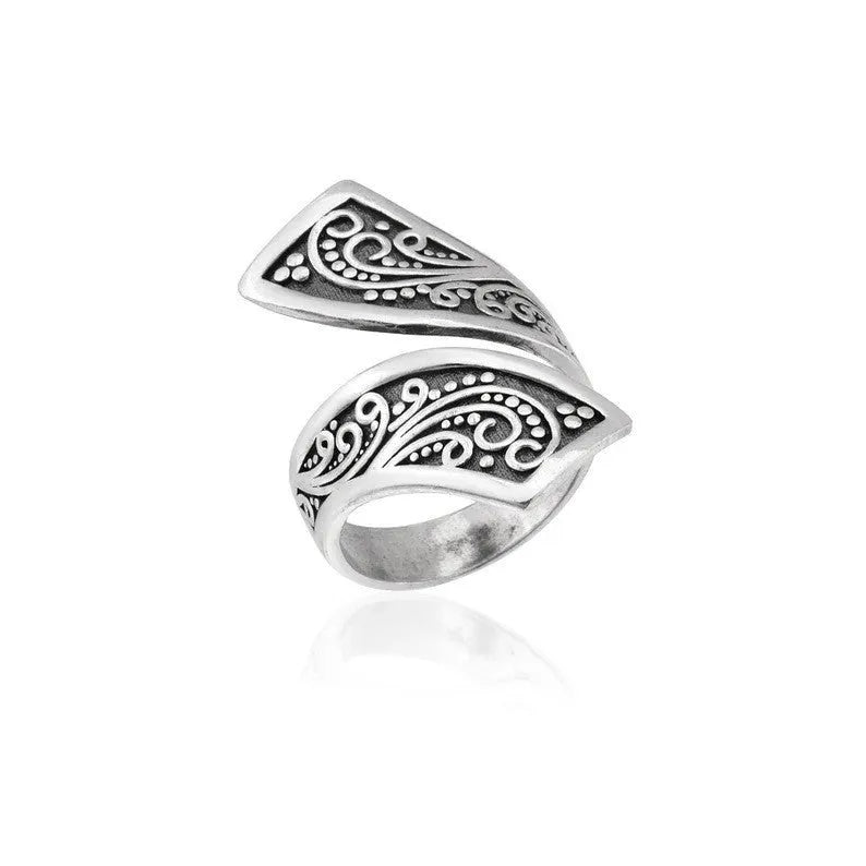 Silver-coloured adjustable women's ring with retro minimalist design on finger