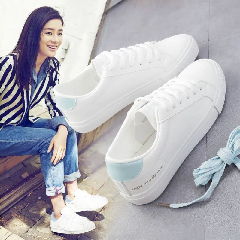 Women's canvas sneakers in white with rubber sole and lace-up closure