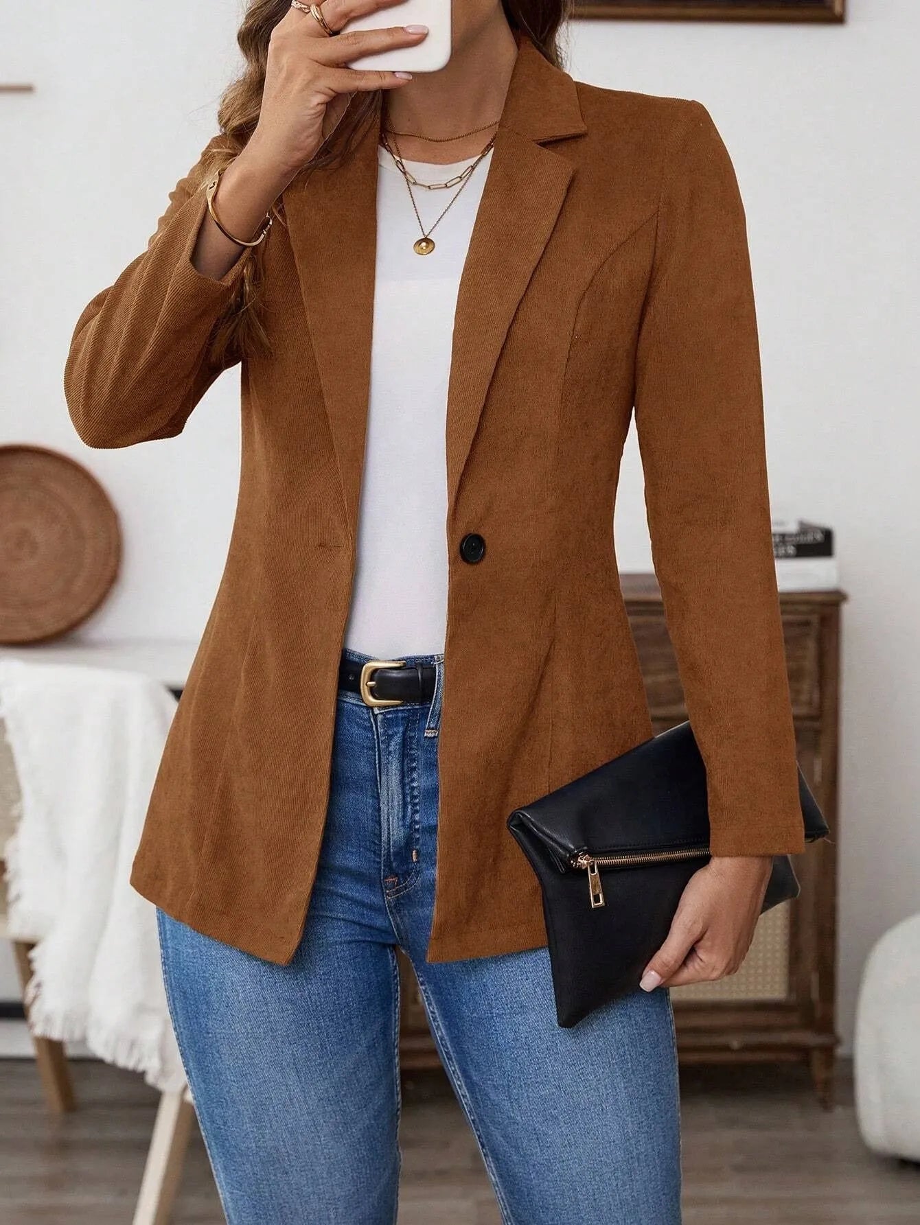 Brown single-breasted leisure suit coat with lapel and long sleeves