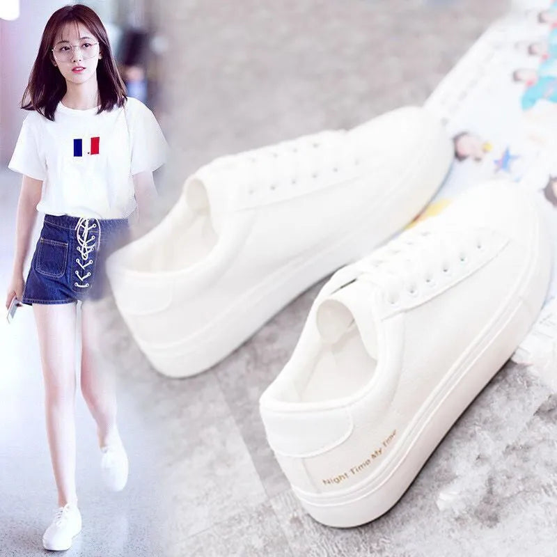 Women's canvas sneakers in white with rubber sole and lace-up closure