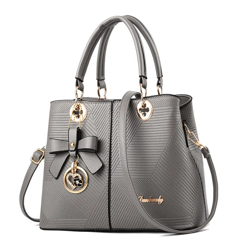 Retro fashion handbag in PU leather with shoulder strap and zipper opening