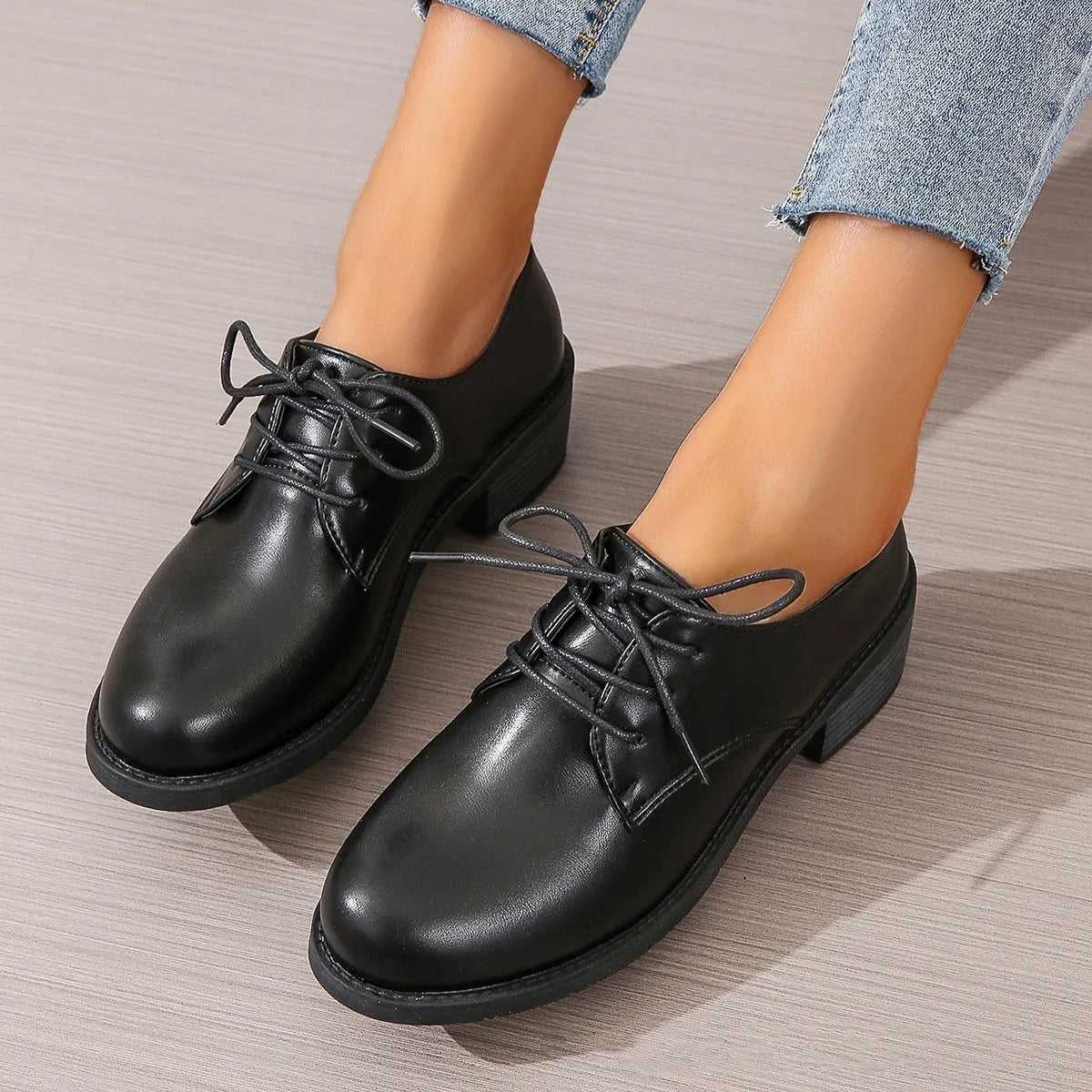 Black women's low-top work shoes with a chunky heel, PU leather upper, and rubber sole.