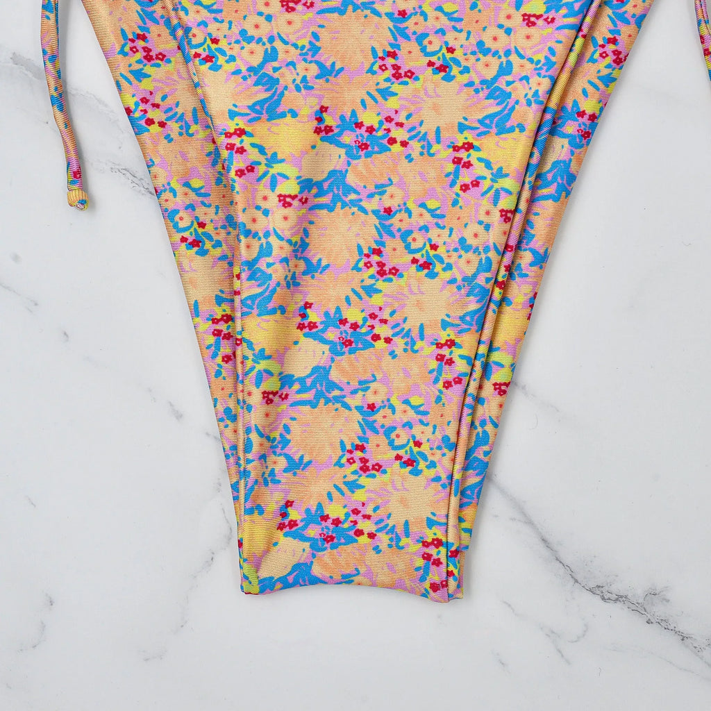 Lace-up bikini swimsuit in picture colour with backless design and split briefs for swimming sports