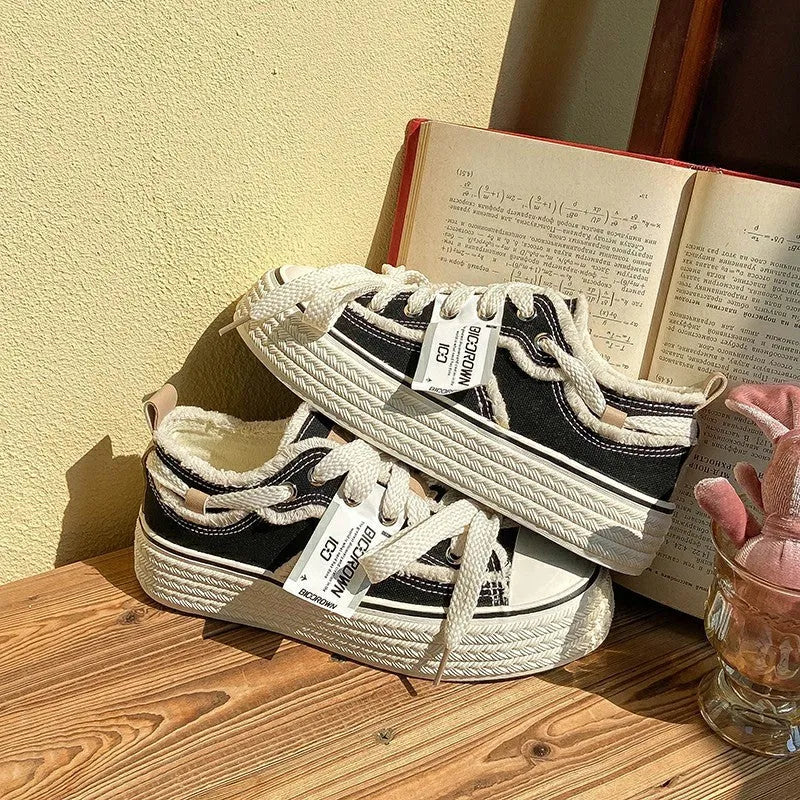 Women's low-top canvas shoes in solid colour with vulcanised rubber sole, available in beige, black, and pink.