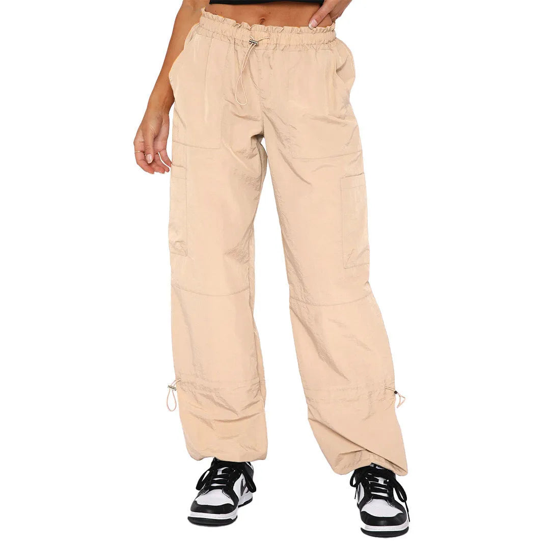 Man's loose-fitting straight-leg cargo pants in khaki colour with multiple pockets