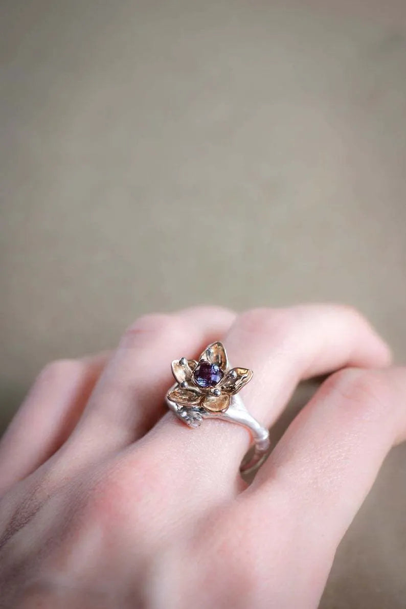 Two-tone floral women's alloy ring with geometric shape on silver background