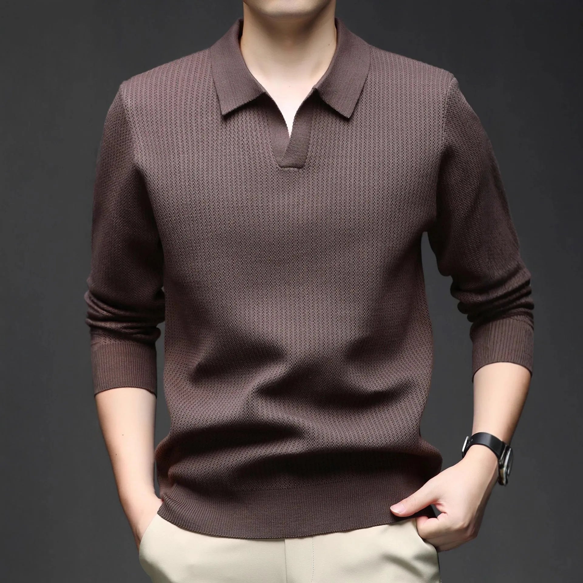 Man wearing a loose-fit camel-coloured pullover sweater, a simple casual knit for autumn.