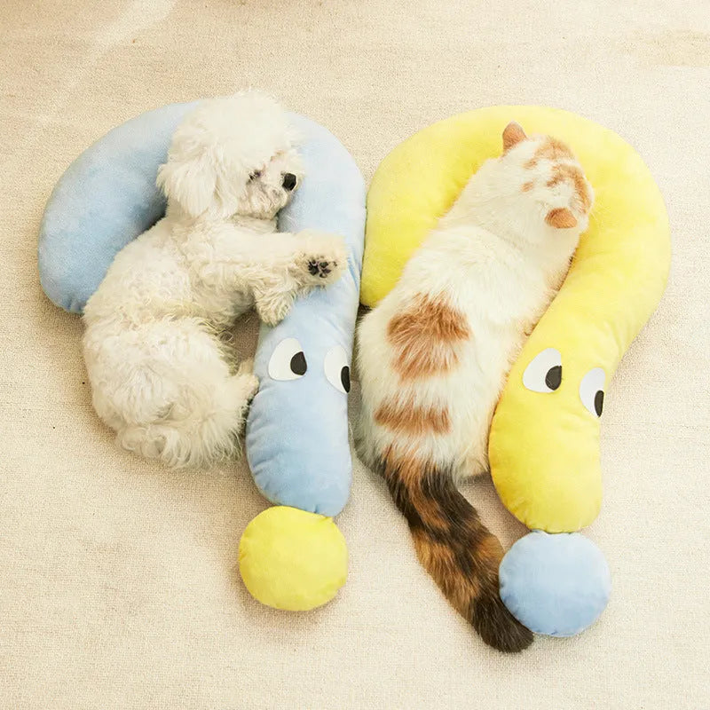 Rectangular blue pet sleeping pillow measuring 62 cm long by 39 cm wide for dogs or cats.
