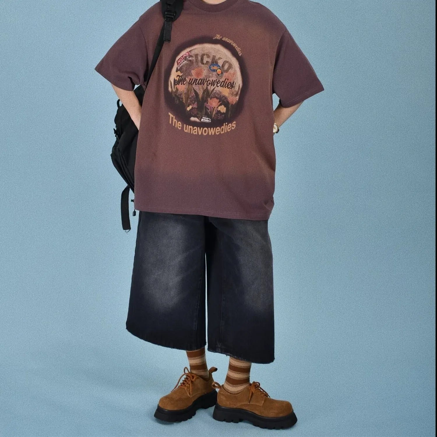 Men's loose straight-leg denim shorts in blue, shown with a fifth pants length for summer.