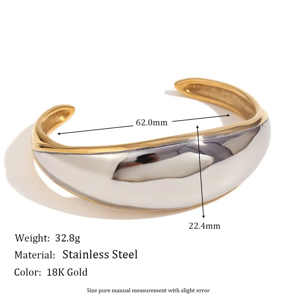 Gold geometric circle design jewellery set with earrings, necklace and bracelet