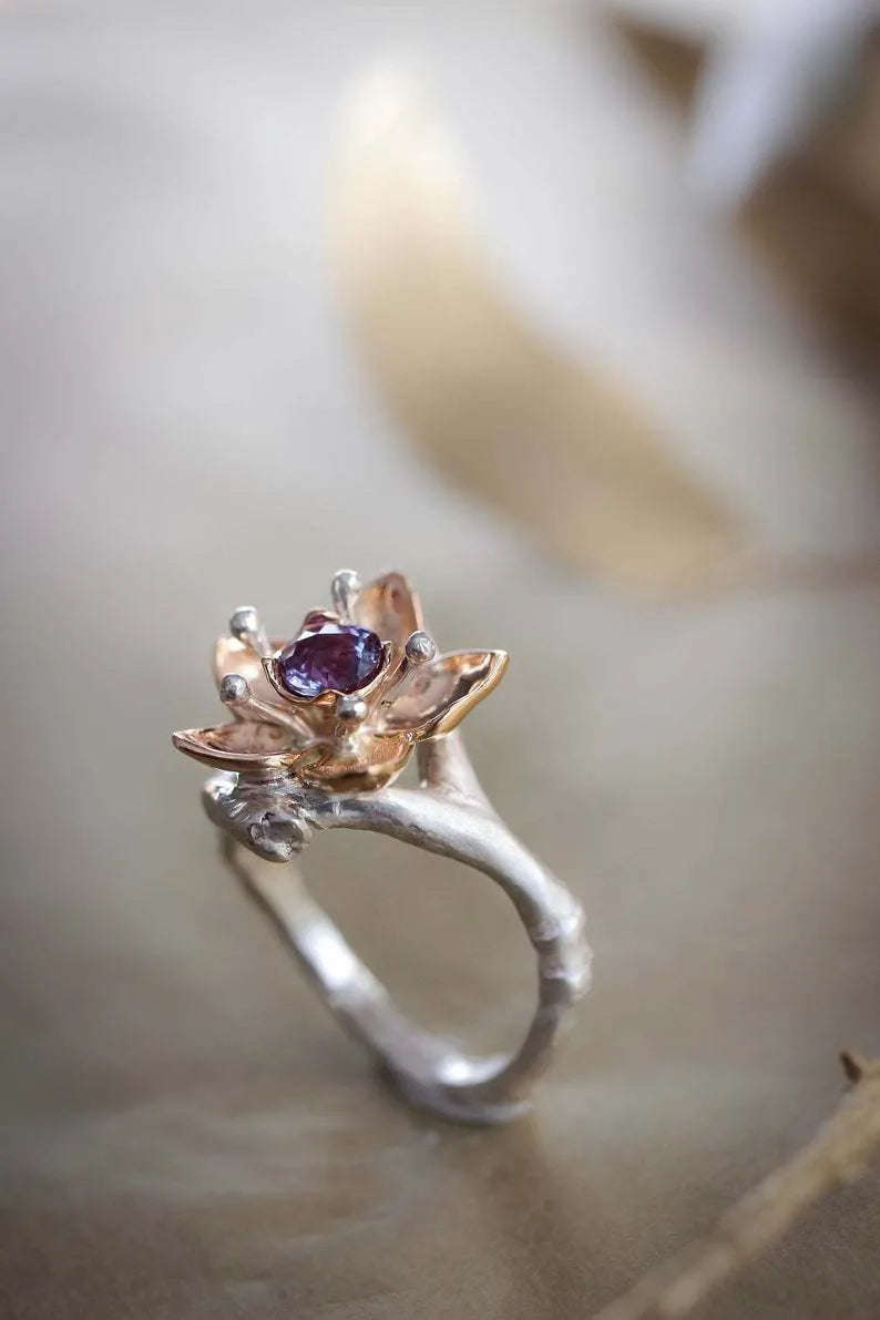 Two-tone floral women's alloy ring with geometric shape on silver background