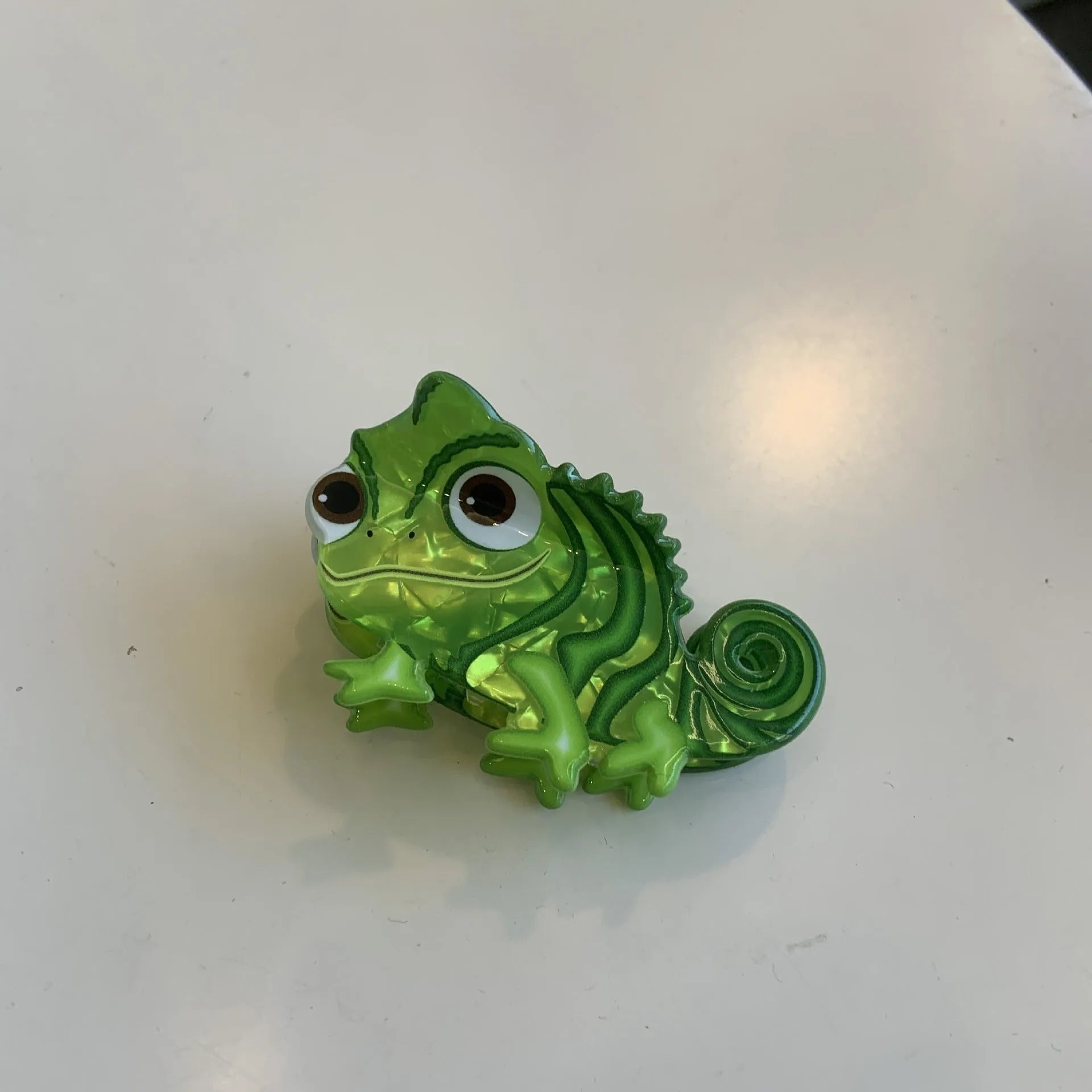 Dinosaur-themed acrylic jaw hair clip showing grip design with miniature dinosaur decoration