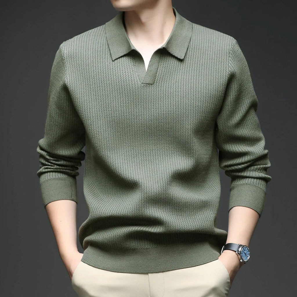 Man wearing a loose-fit camel-coloured pullover sweater, a simple casual knit for autumn.