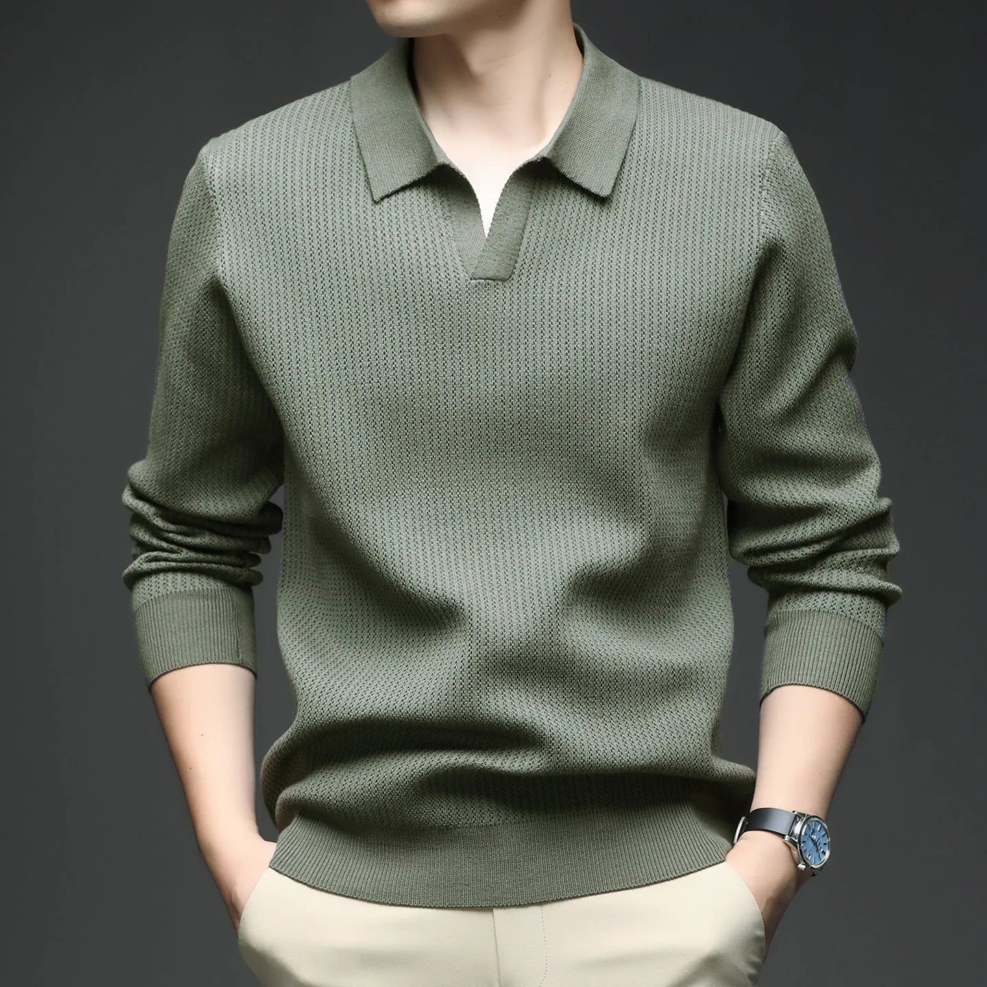 Man wearing a loose-fit camel-coloured pullover sweater, a simple casual knit for autumn.