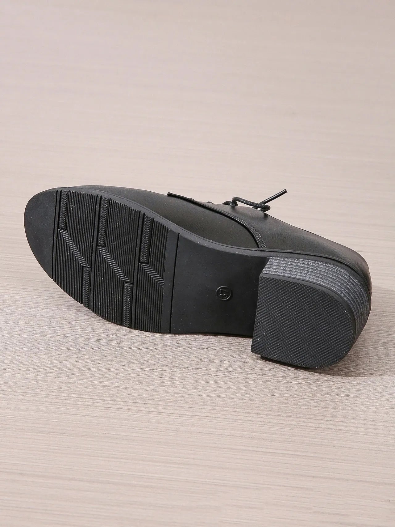 Black women's low-top work shoes with a chunky heel, PU leather upper, and rubber sole.
