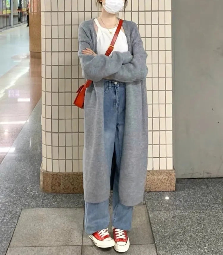 Women's mid-length knitted cardigan with V-neck and long sleeves in loose fit