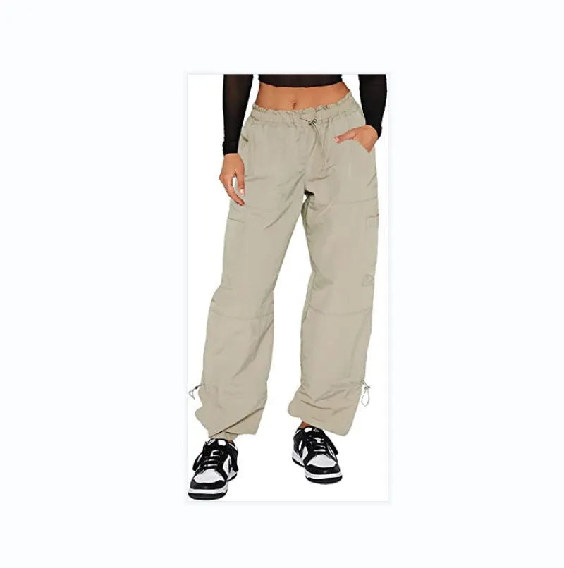 Man's loose-fitting straight-leg cargo pants in khaki colour with multiple pockets