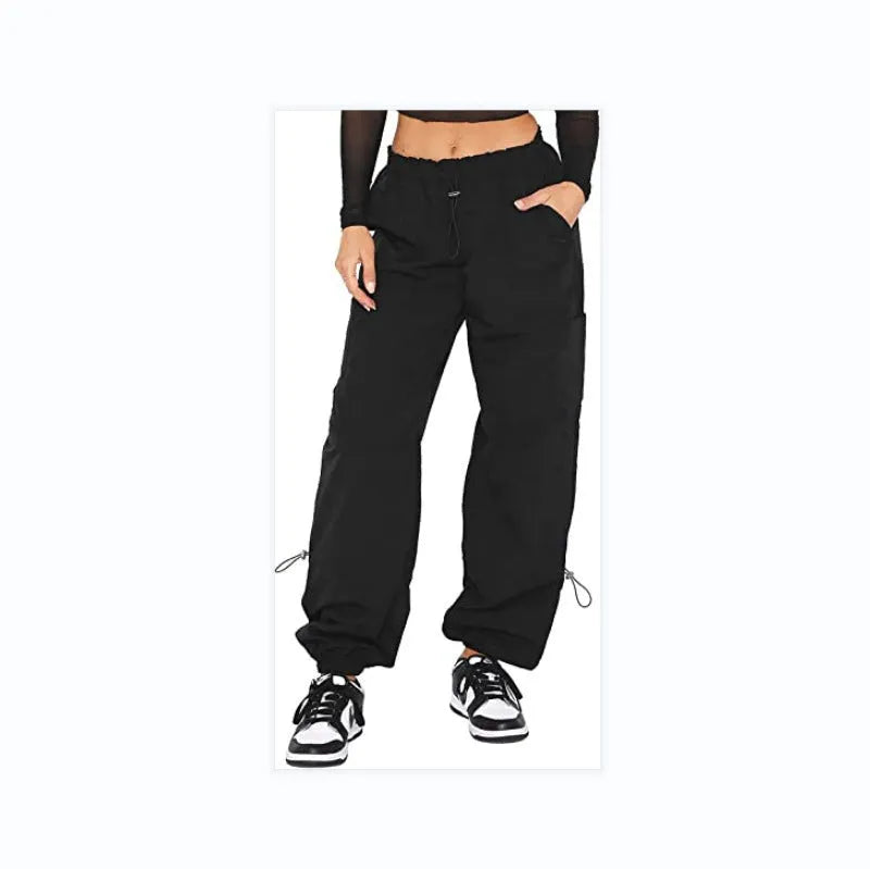 Man's loose-fitting straight-leg cargo pants in khaki colour with multiple pockets