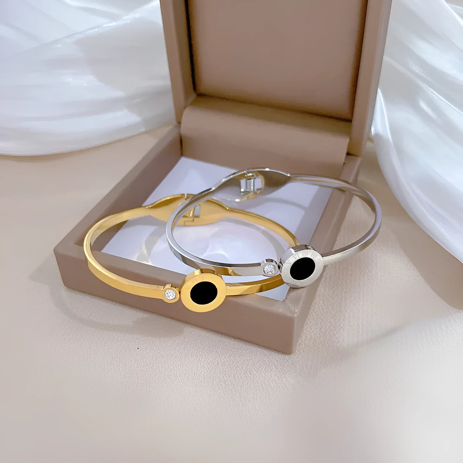 Roman titanium steel bracelet in gold electroplated finish, retro design