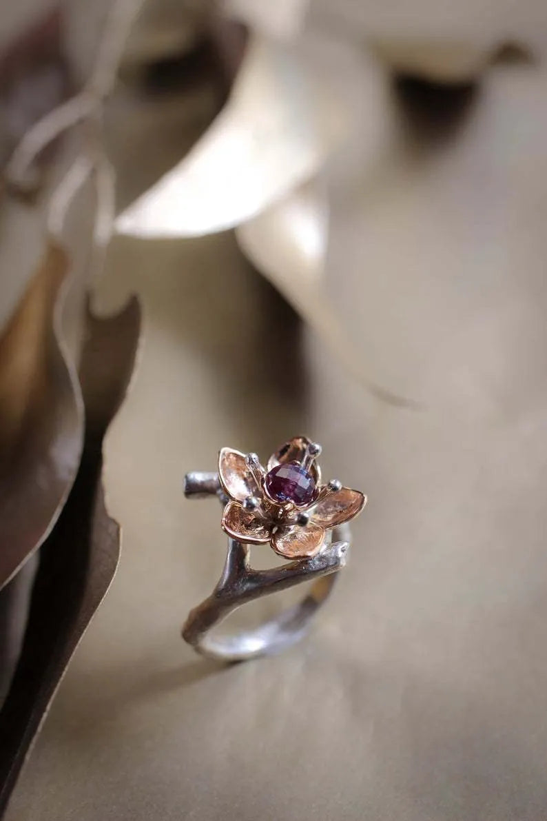 Two-tone floral women's alloy ring with geometric shape on silver background