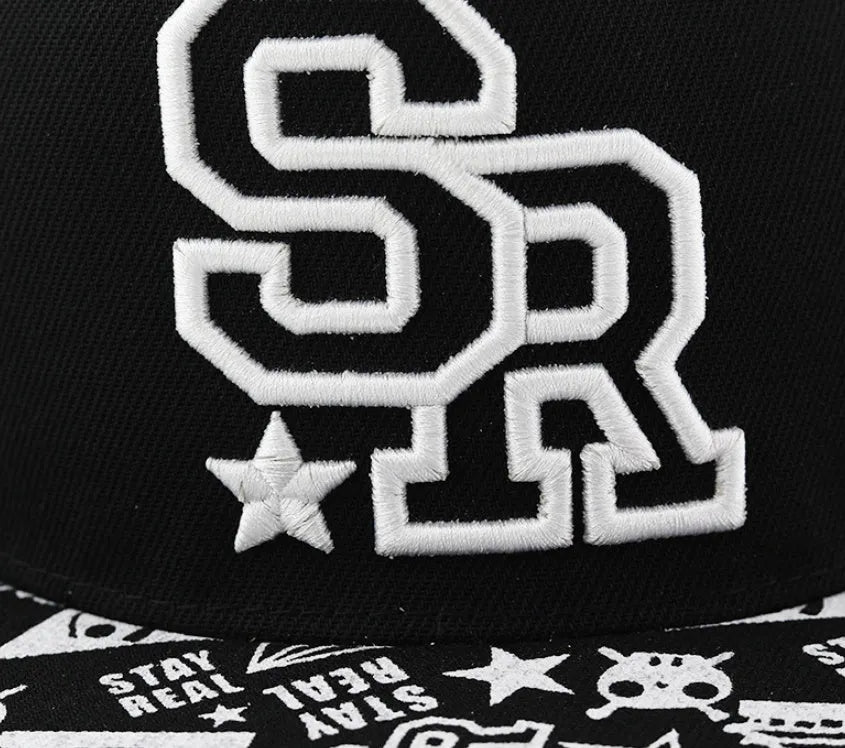 Cotton baseball cap with dome crown and embroidered letters in black or white colour