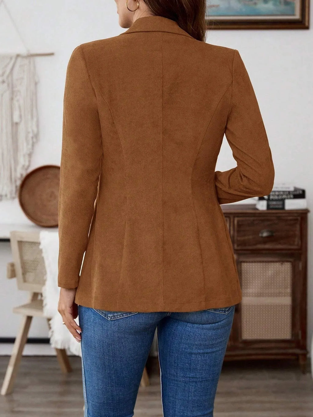 Brown single-breasted leisure suit coat with lapel and long sleeves