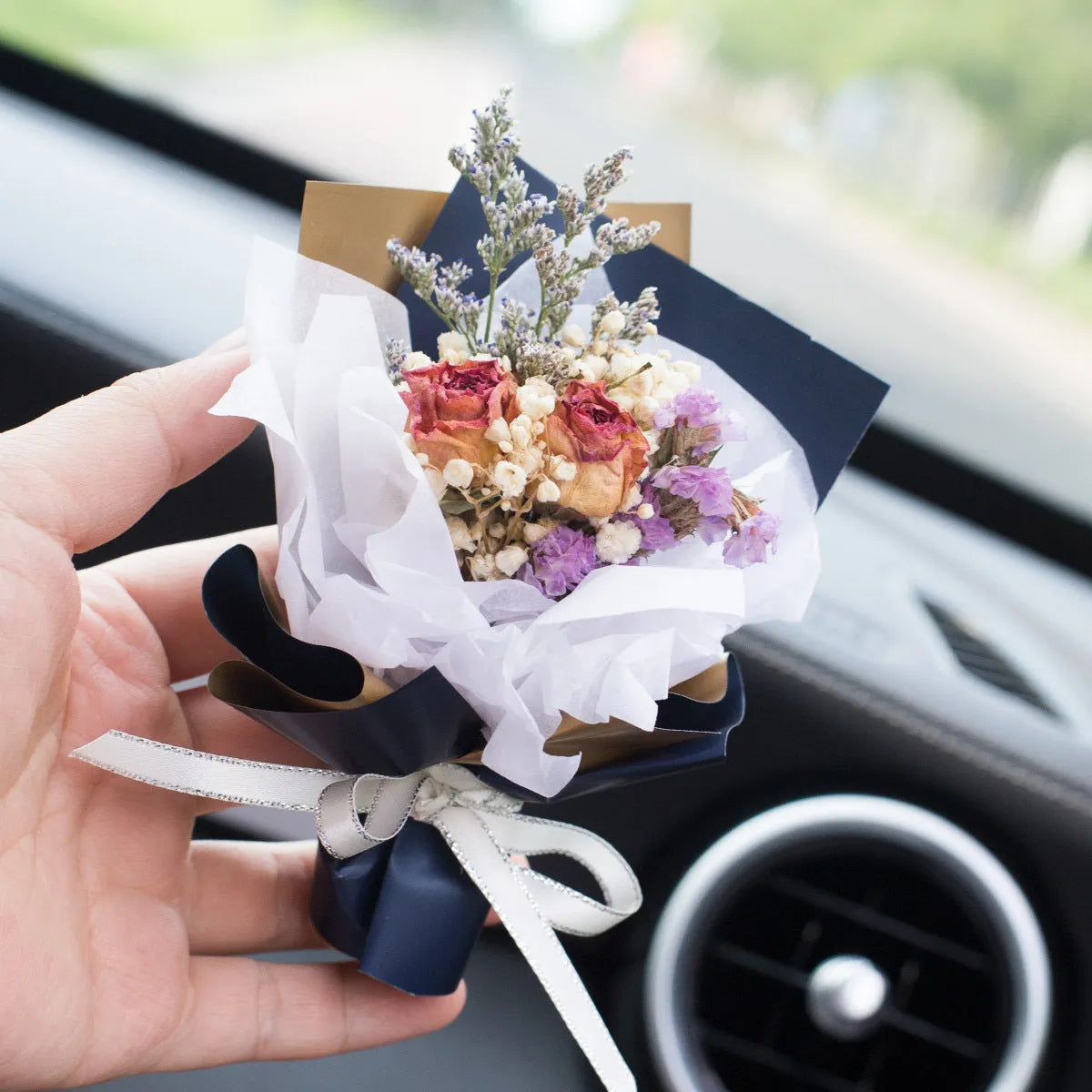Handmade dried flower car air freshener ornament with scented slice on car vent