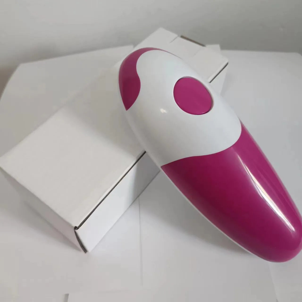 Electric can opener in light green plastic with iron box mechanism, 16x6.5x4.8cm, on kitchen countertop