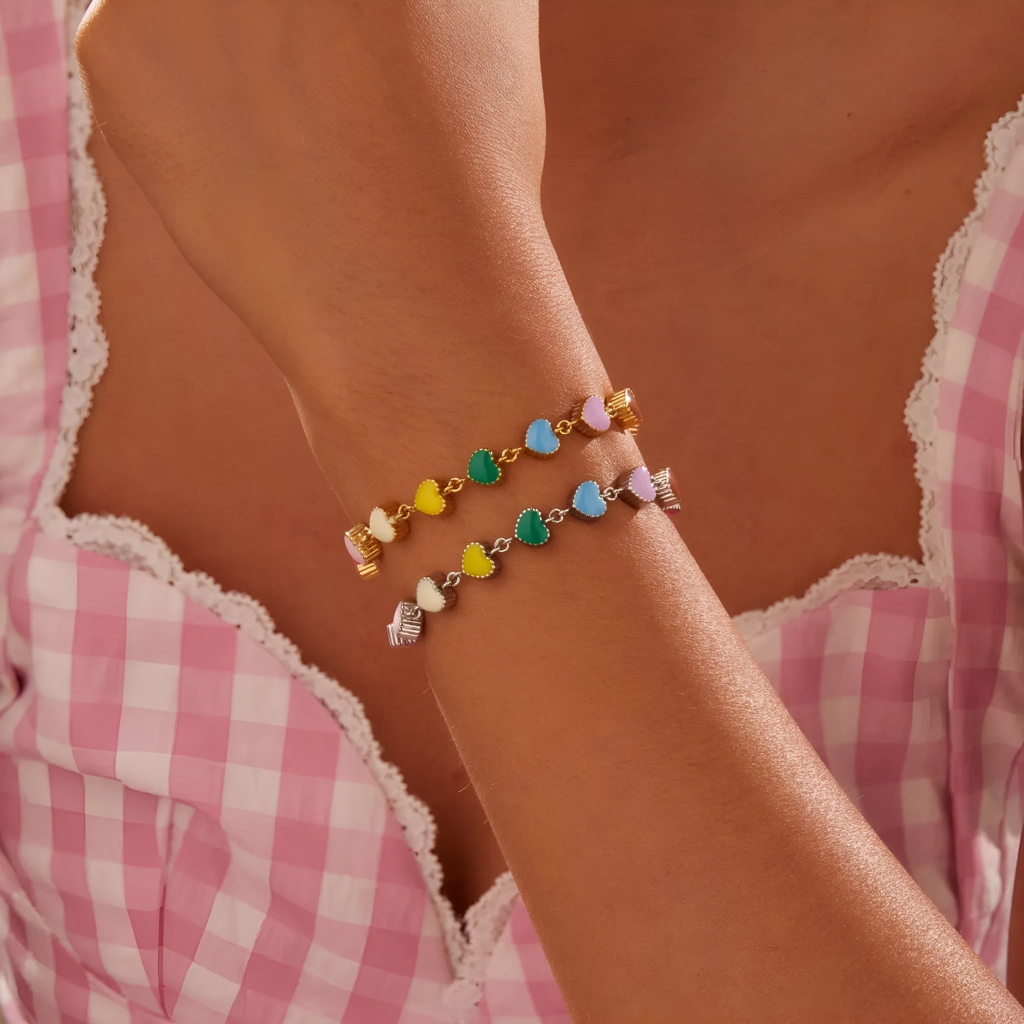 Women's heart-shaped stainless steel bracelet with colourful oil necklace element in gold electroplated finish