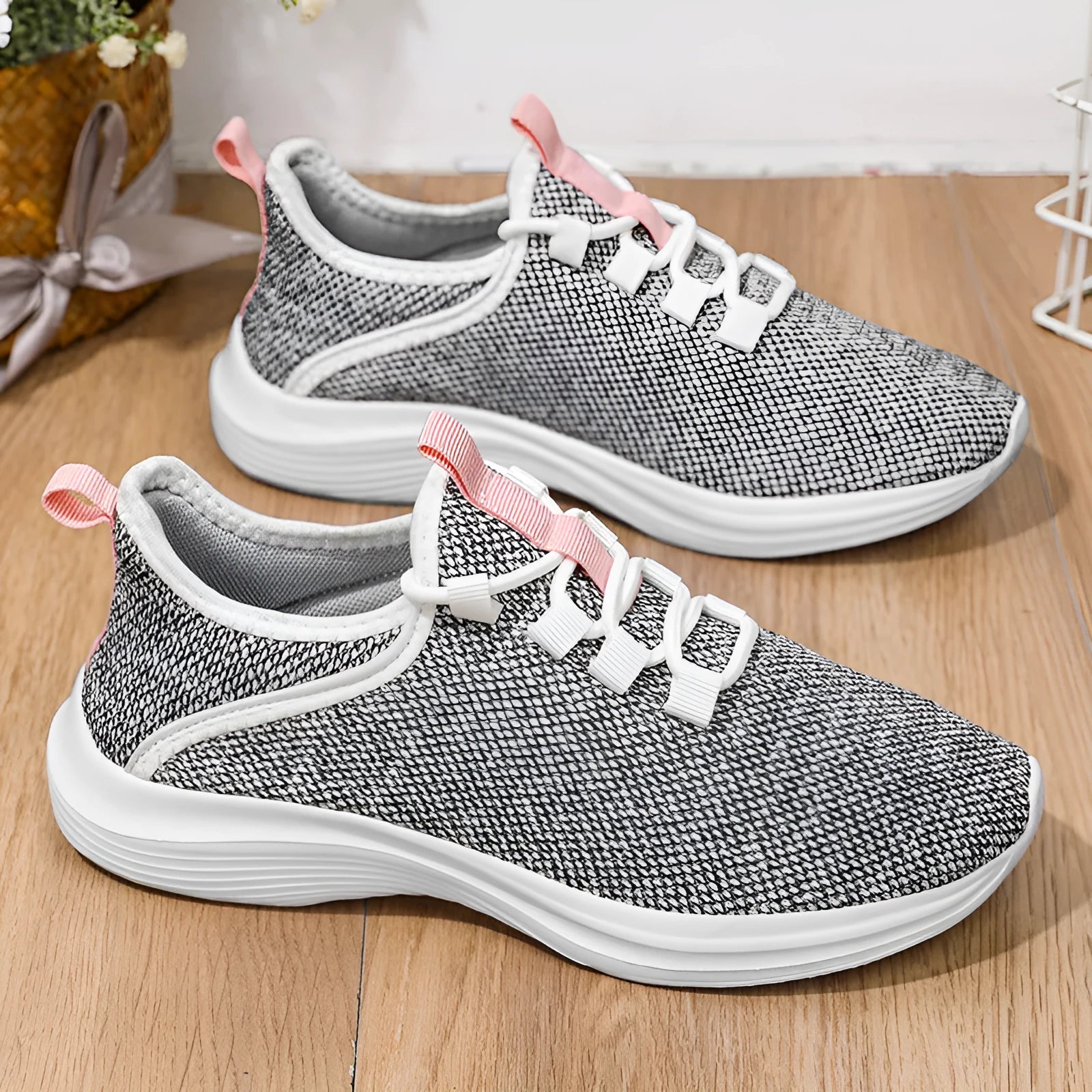 Women's low-top casual sneakers in black with flyknit mesh upper and lace-up front.