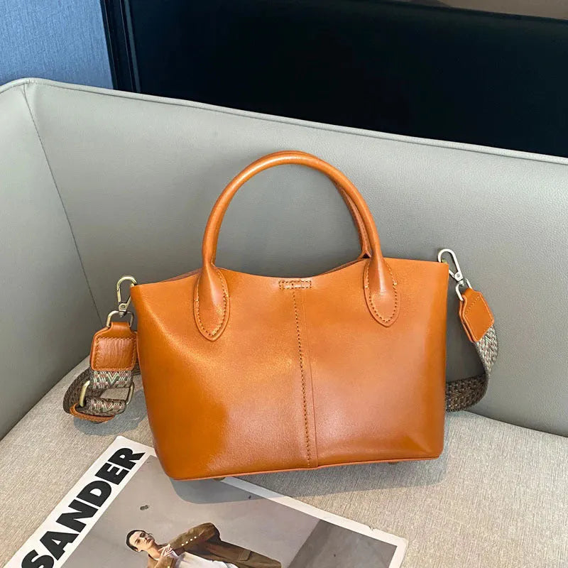 Shell-shaped women's crossbody handbag in genuine cowhide leather with sewing thread details, available in beige colour
