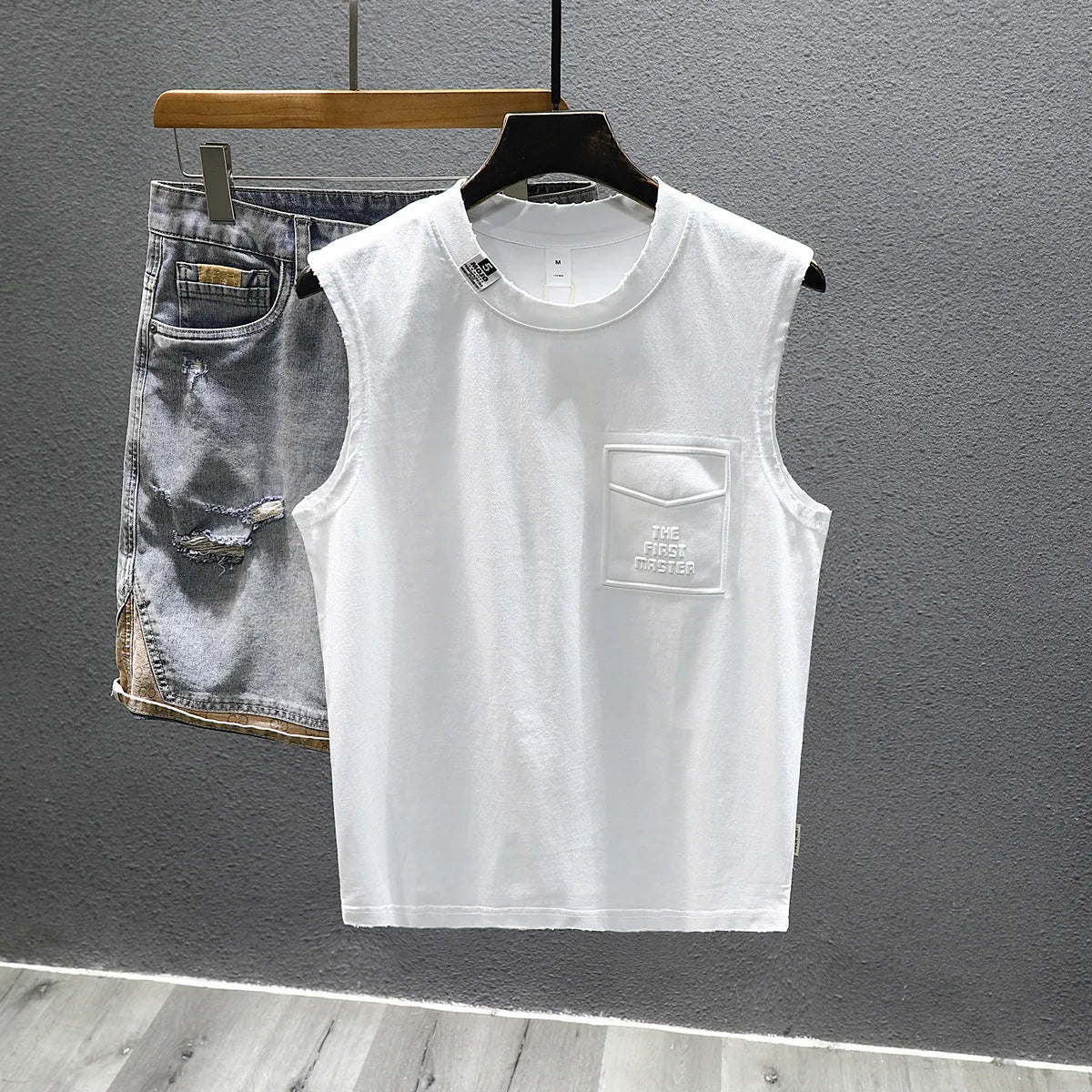 Solid colour cotton sleeveless t-shirt with loose fit and straight hem design
