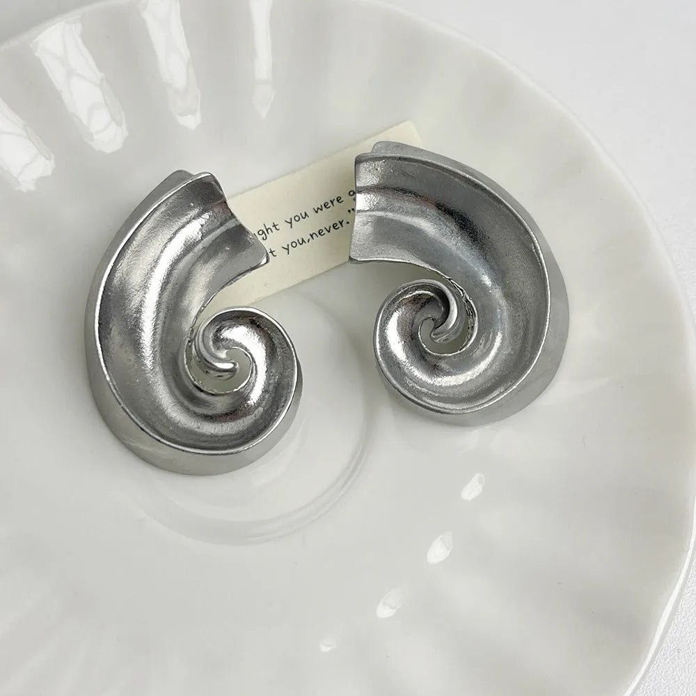 Retro geometric alloy ear studs in gold or silver, measuring 5cm with electroplated finish