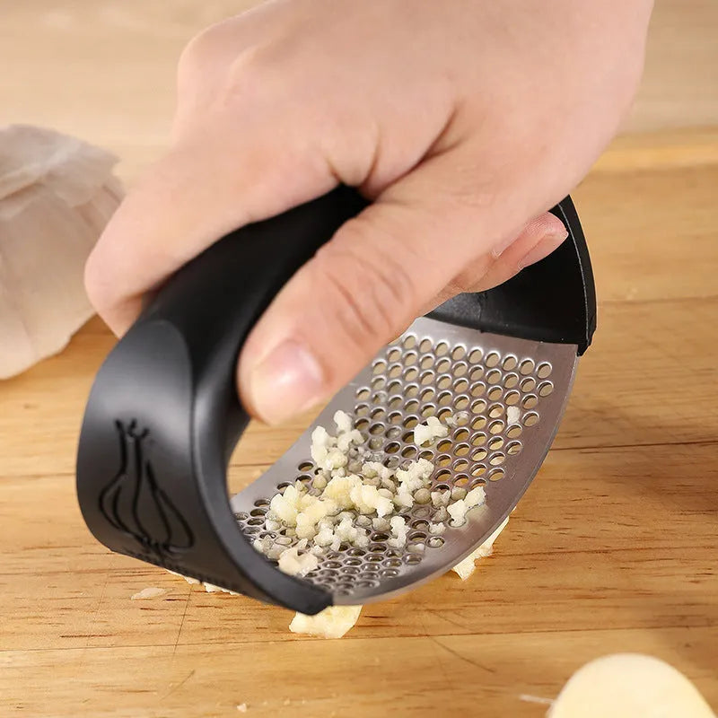304 stainless steel garlic press with polypropylene handle in green colour