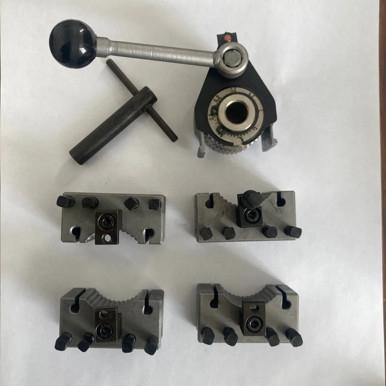 Aa type quick change tool holder in alloy iron for household metal lathes with extra bed included