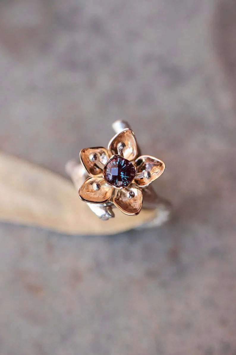 Two-tone floral women's alloy ring with geometric shape on silver background