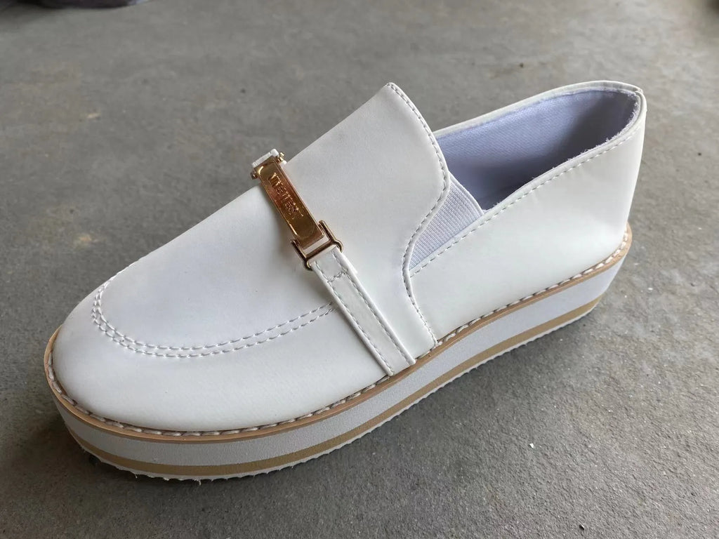 Women's black slip-on flat platform sneakers with round toe and low heel