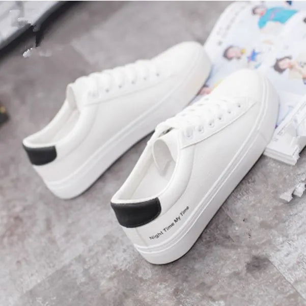 Women's canvas sneakers in white with rubber sole and lace-up closure
