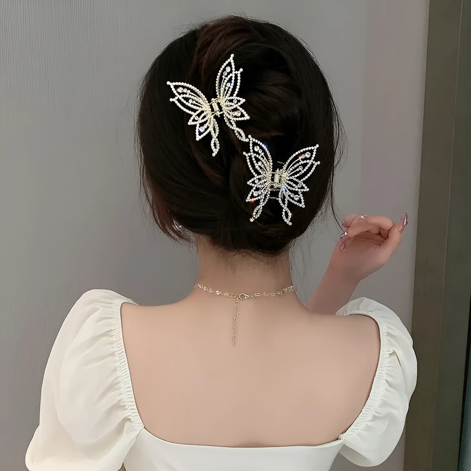 Butterfly-shaped hair clip for women in alloy metal with rhinestone or pearl decorative elements
