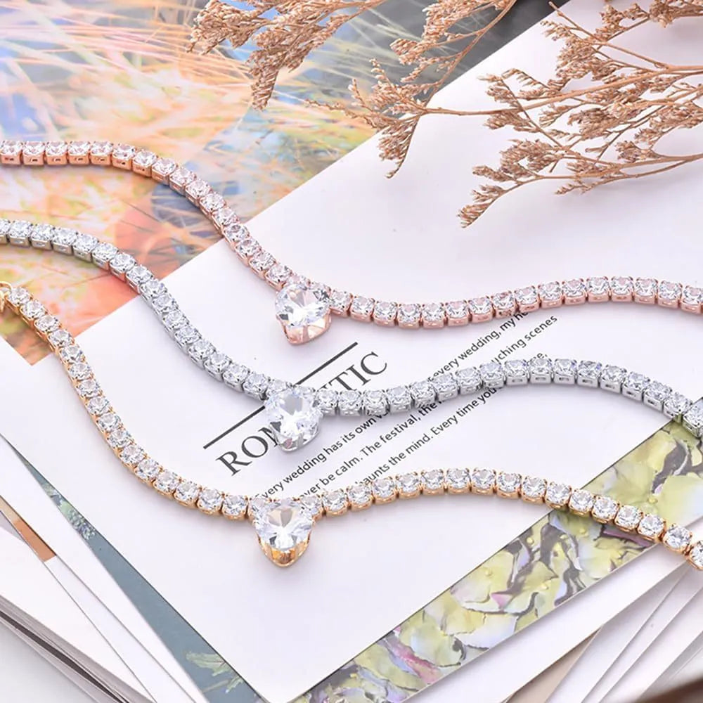 Rhinestone heart-shaped decorative collar for cats and dogs in gold metal finish
