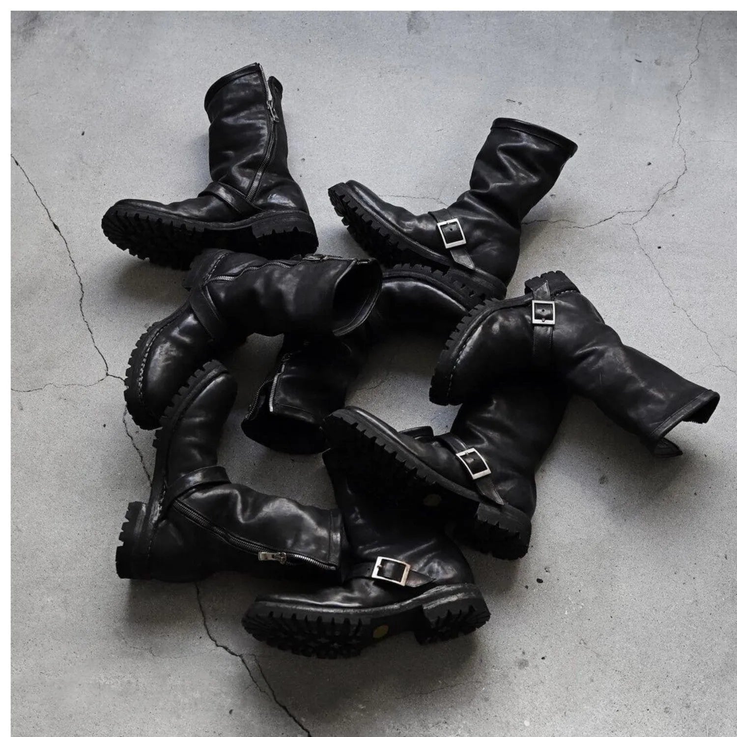 Men's dark retro Martin ankle boots with side zipper closure in black colour