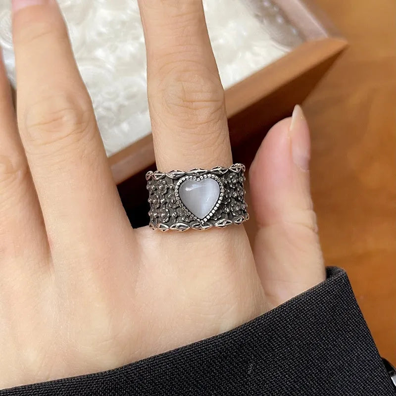 Retro heart-shaped adjustable ring in white copper plated silver with vintage finish